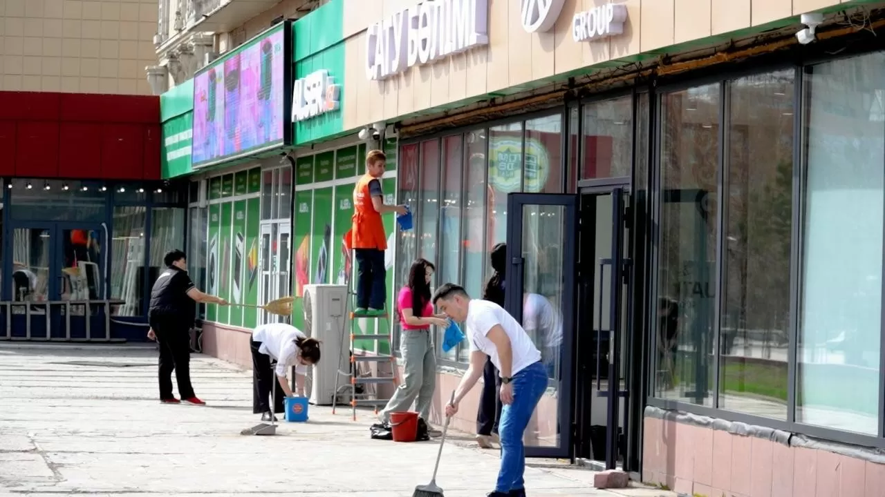 Предприниматели вышли на уборку улиц Астаны