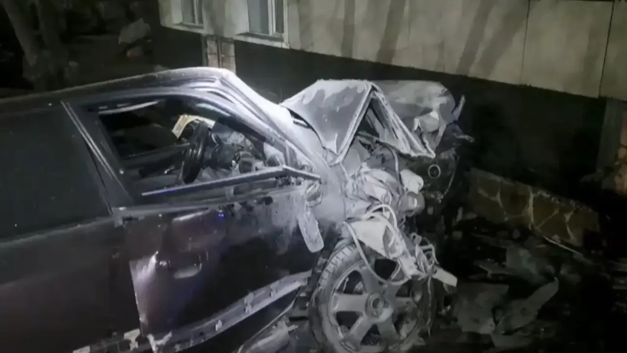 Қарағандыда жол жиегінде кетіп бара жатқан екі адамды көлік басып кетті
