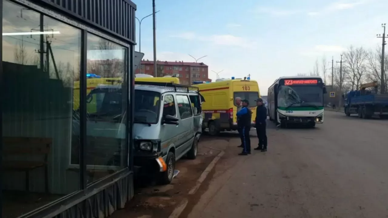 Қосшы қаласында балалар мінген шағын автобус аялдамаға соғылды