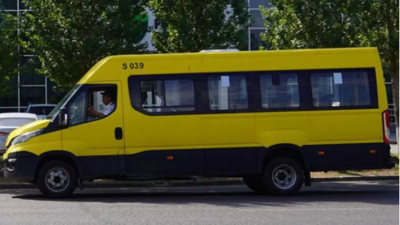 В Астане запустят автобусы до кладбища в родительский день