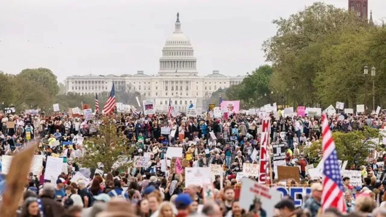 В США начались массовые протесты против политики Трампа