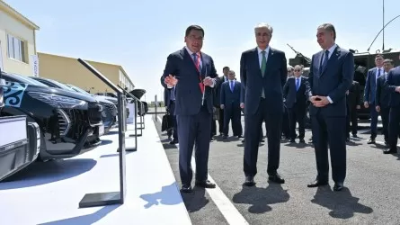 Қасым-Жомарт Тоқаев пен Гурбангулы Бердімұхамедов өнеркәсіп көрмесін аралап көрді