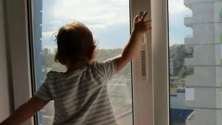 Осторожно, окна: сотрудники МЧС Казахстана обратились к родителям   