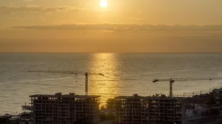 В Актобе штрафуют за незаконное строительство и вводят долгострои 
