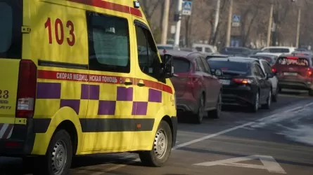 Алматыда жүк көлігі сүйретіп келе жатқан автобус жаяу жүргіншіні қағып кетті