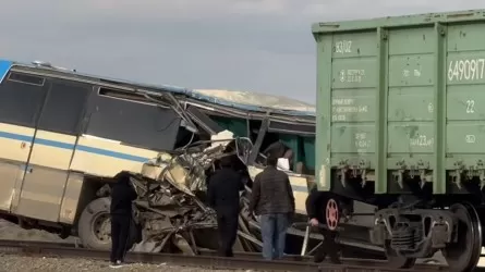 Қызылордада жүк пойызы автобуспен соқтығысты