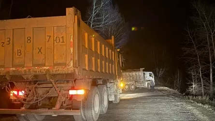 30 рабочих провели ночь на размытой трассе на востоке Казахстана 