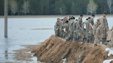 Гвардейцы укрепляют еще одну дамбу в СКО