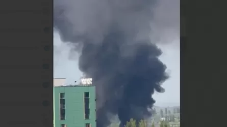 Один из районов Алматы окутало дымом: горит склад