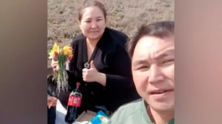 Ақтөбеде қызғалдақпен фотоға түскен ауыл әкімінің әрекеті тексеріліп жатыр 