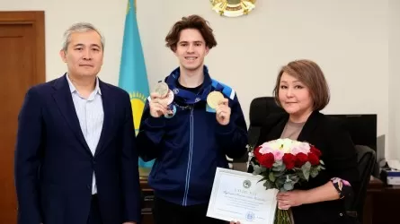 Алматы әкімдігі Михаил Шайдоровқа 2,5 млн теңгенің сертификатын табыстады