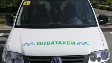 Чиновники ограничили право жителей на инватакси на юге Казахстана 