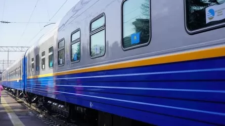 Пойызда жағдайы күрт нашарлаған баланы жолсерік құтқарып қалды