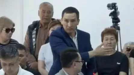 Қаржаубай Нұрымов сотталушылармен бірге болған екі қыздың не істегенін айтып берді
