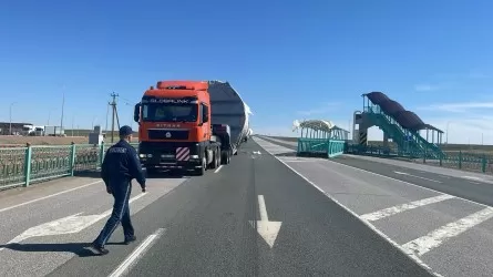 Грузовик разрушил пешеходный мост в Кызылординской области  