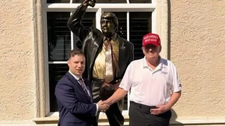 Трамп өзіне ескерткіш сыйға алды