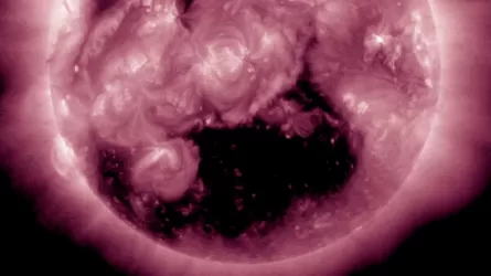 Гигантская дыра на Солнце вызовет сильные магнитные бури 24 апреля 2025 года  