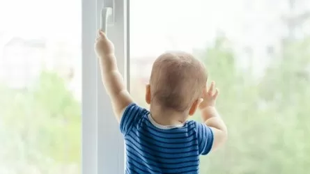 Көкшетауда тұрғын үйдің терезесінен құлаған 5 жасар бала көз жұмды