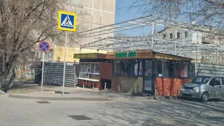 В Алматы демонтируют незаконный строительный объект 