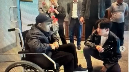 Димаш өзінің әнін көзіне жас алып тыңдаған жанкүйеріне ерекше сыйлық жасады