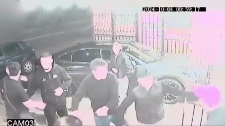 Шерзаттың досы айыпталушылардың кемі төртеуінде пышақ болғанын айтты 