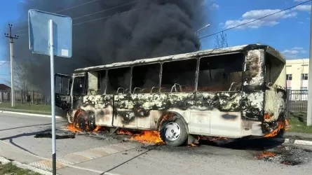 Батыс Қазақстанда мектеп жанында автобус өртеніп, жүргізуші жарақат алды 