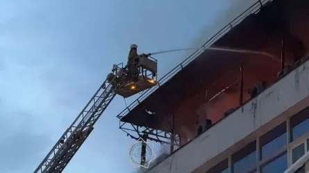 Алматыда 6 қабатты ғимарат өртенді