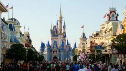 Disney қызметкері мәзір мен бағаны өзгерткені үшін 3 жылға сотталып кетті