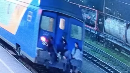 Пьяные зацеперы задержали поезд на юге Казахстана 