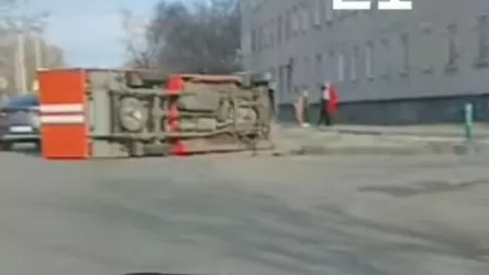 Малолитражка перевернула пожарную машину в Павлодаре
