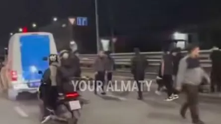 Алматыда мотоцикл жолда жұмыс істеп жүрген 3 жұмысшыны қағып кетті