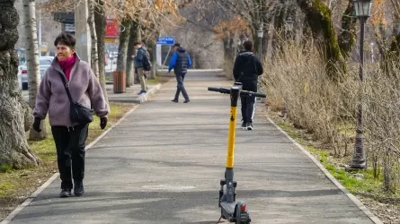 В Казахстане ограничат движение электросамокатов по тротуарам
