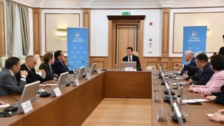 Ерлан Қарин ішкі саясат мәселелерін талқылау үшін Ұлттық құрылтай мүшелерімен кездесті