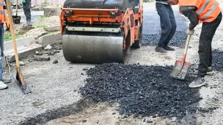 Алматыда жаңа төселген асфальт қайтадан қопарылып жатыр 