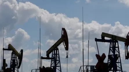 Нефть вновь дешевеет из-за обострения торговой войны между США и Китаем  