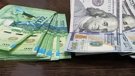 Курс доллара продолжает расти на торгах в Казахстане