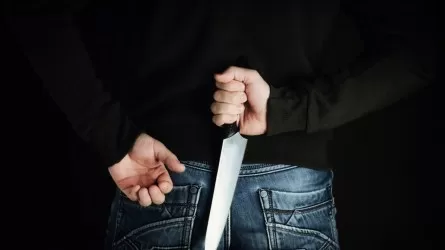 Ақтөбеде 70-ке таяған күдікті ер адамды балаларының көзінше пышақтап кетті 