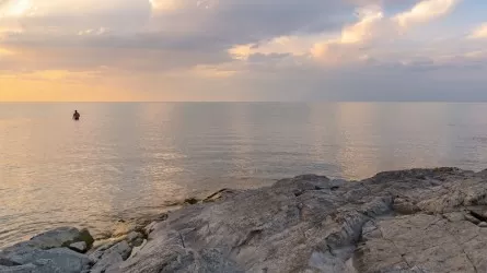 В Актау открыли купальный сезон, но пляжных мест нет