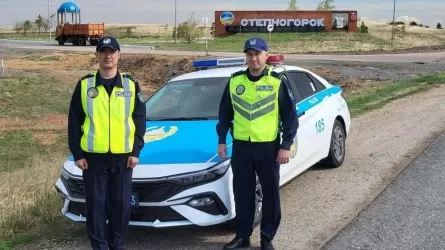 Ақмолалық екі полицей жүрек талмасына ұшыраған жүргізушінің өміріне араша түсті