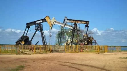 Цены на нефть растут: Brent подорожала на фоне ослабления доллара и сигналах от ОПЕК+ 