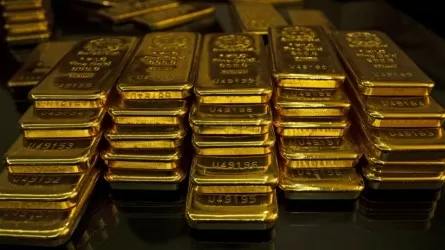Золото достигло рекордного пика в цене на фоне слабого доллара  
