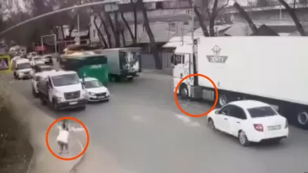Алматыда жүк көлігі 7 жасар қызды басып кетті: Автобус жүргізушісі де жауапқа тартылды