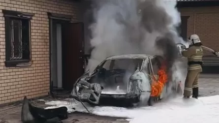 Атырауда өртенген көліктен ана мен бала құтқарылды