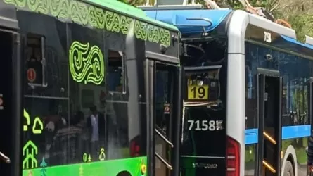 Автобус въехал в троллейбус в Алматы
