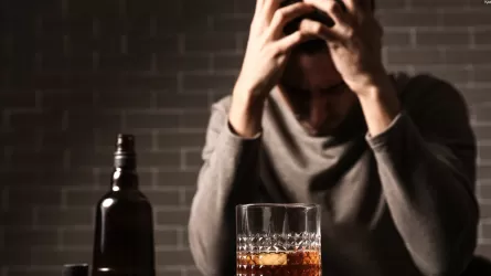 Қытайда алкогольге тәуелділіктен арылту үшін науқасқа «арнайы чип» енгізіледі
