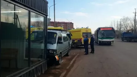Қосшы қаласында балалар мінген шағын автобус аялдамаға соғылды