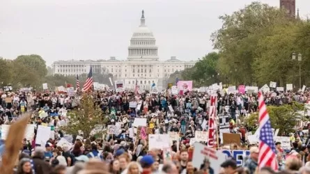 В США начались массовые протесты против политики Трампа