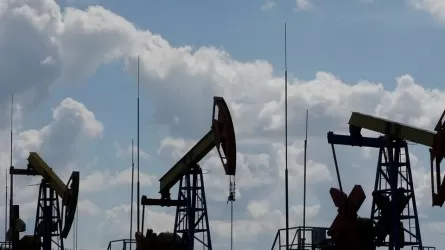 Нефть резко падает из-за роста торговых рисков и снижения цен Саудовской Аравией  
