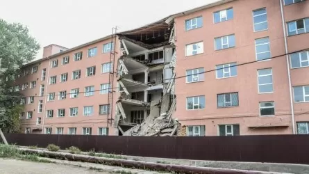Атырауда университет жатақханасының бір бөлігі опырылып түсті