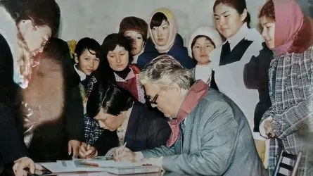 Жазушы, майдангер Кемел Тоқаевтың сирек кездесетін архивтік суреті жарияланды